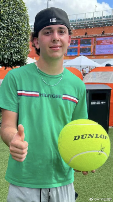 顶级球员的签名瞬间为什么能成为粉丝一生的珍贵回忆?(图1)